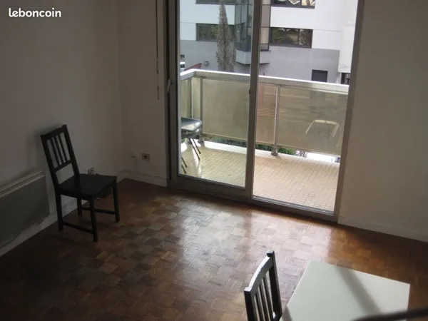 Très agréable Studio avec balcon, cave et place de parking