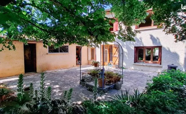 Maison individuelle de village avec jardin