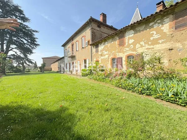 À VENDRE MAGNIFIQUE CHÂTEAU DU XVIIe SIÈCLE AVEC DÉPENDANCE SUR 3 HECTARES.
