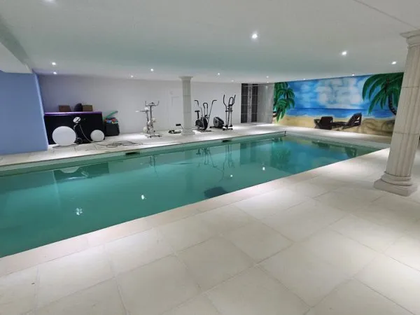 A 40 minutes de Lyon, belle villa de 450m2 avec piscine intérieure