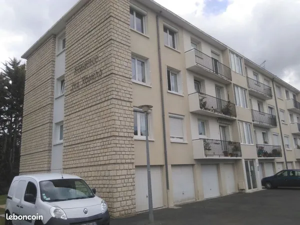 Vaste appartement à 3 coloc, jouxtant le campus et le stade Rebeilleau, sur la ligne de bus 1