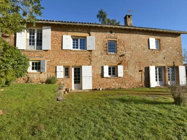 Maison en pierres dorées