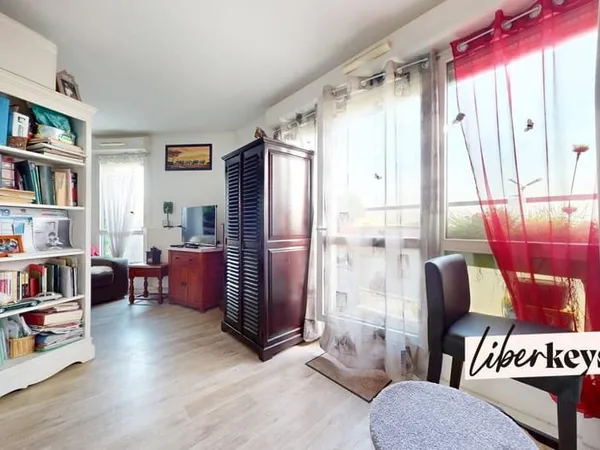 Grand studio 31 m² dernier étage terrasse parking Orly Fer à Cheval