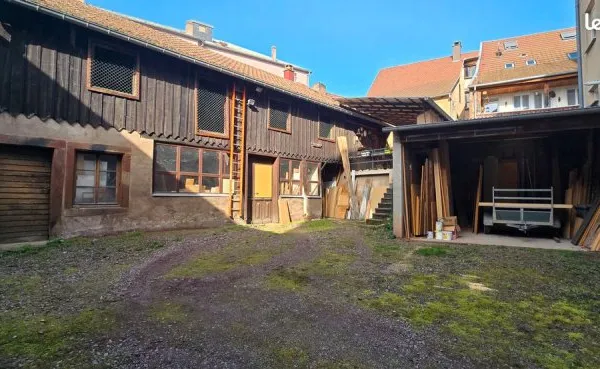 Maison de ville avec cour et dépendance