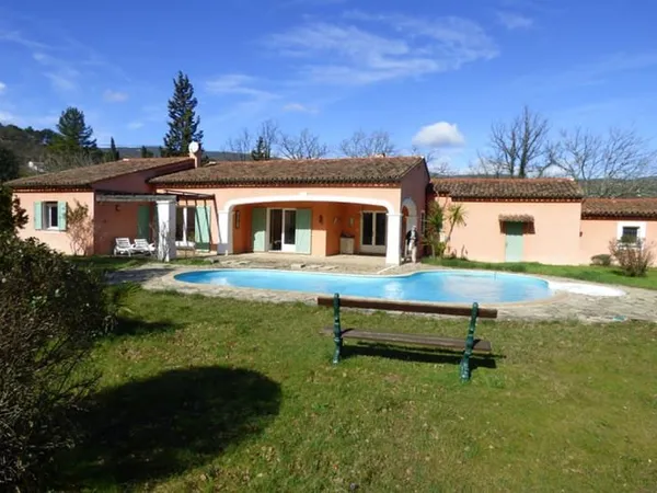Une maison de plain-pied, beau terrain de 4660m2, surface habitable de 145m2 environ, 3 chambres, pi