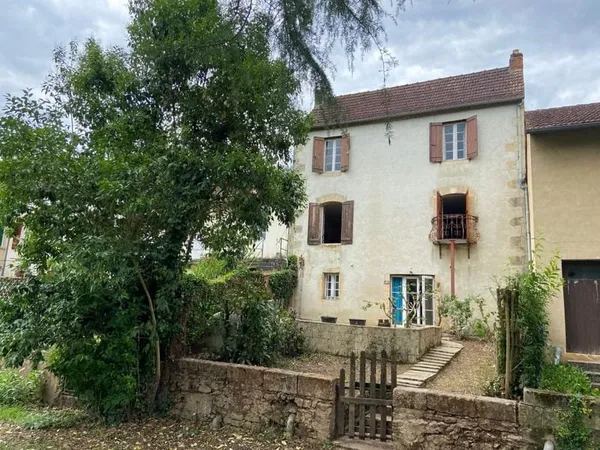 Une maison de village avec jardin près du centre du Bugue