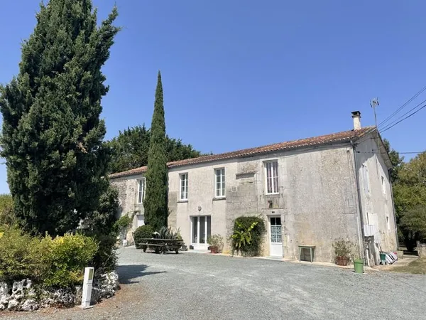 Propriété de caractère, salle événementiel et terrain de loi