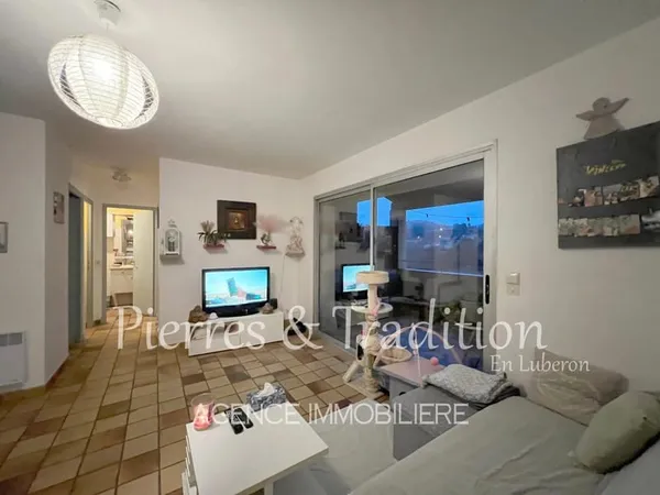 Luberon, Apt, Appartement T3 avec terrasse proche tous commerces