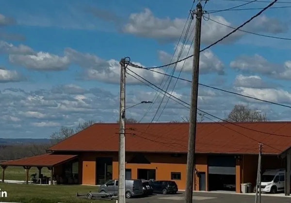 Propriété style loft 500m2 sur 2.5 hectares de terrain avec piscines intérieure et extérieure + dépe