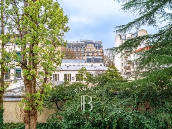 Exclusivité - Neuilly - Mairie - Appartement 3 chambres - Larges balcons