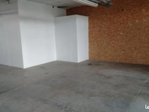 Loue local commercial ou artisanale , atelier , stockage de 105 m2 a frasne