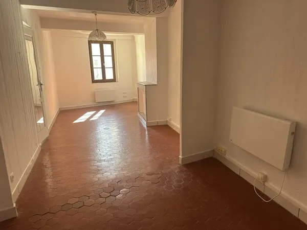 Grand appartement à louer 499 € par mois à Toulon