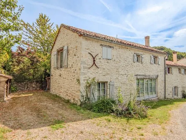Bel ensemble de 2 maisons de village en pierre avec une piscine et un joli terrain de 2536 m2
