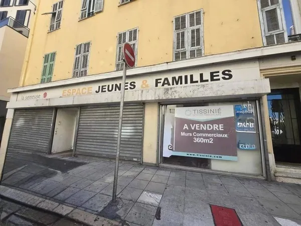 Local commercial 365 m²