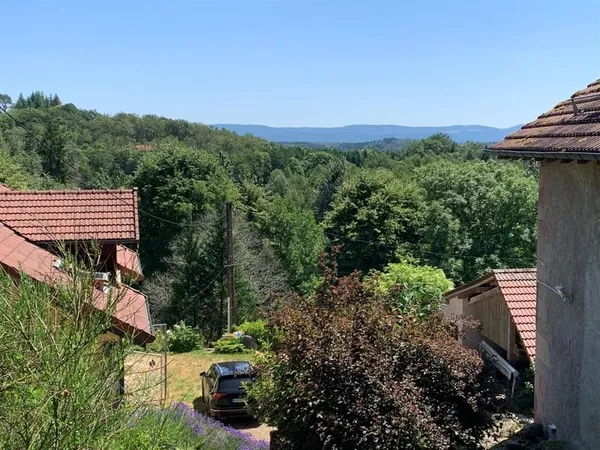 30 ha, 3 maisons, prés, forêt, étang