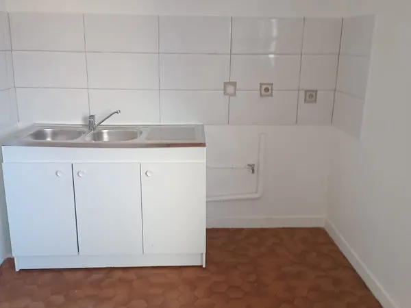 LOUE STUDIO rénové à coté de la mairie