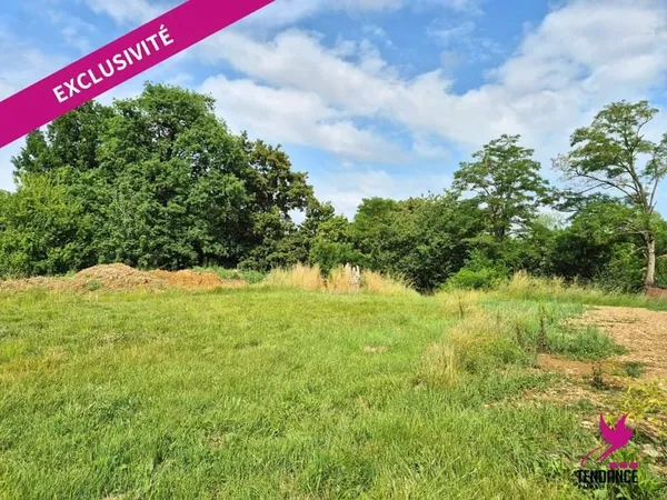 Très joli terrain diffus de 1355 m² avec vue dégagée sur verdure.
