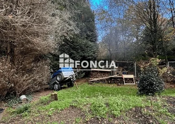 Agréable maison au calme et en bord de rivière dans un cadre verdoyant sur la commune de Nantiat à e