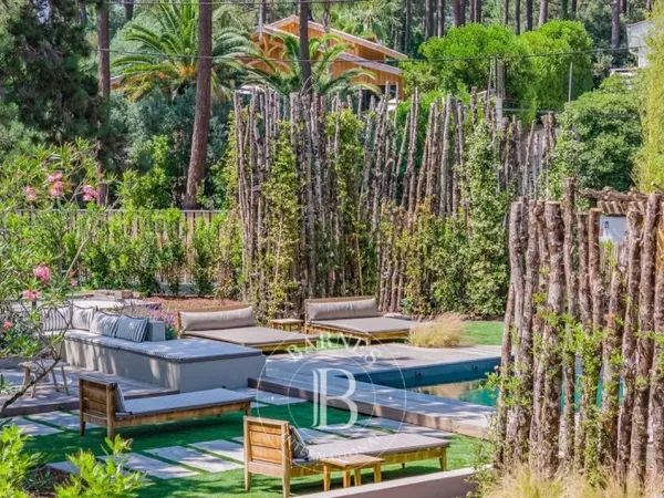 VILLA CONTEMPORAINE AVEC PISCINE À DEUX PAS DU BASSIN