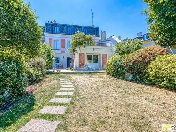 Versailles Saint-Louis Maison 7 pièces 235 m² au sol (181.52 m² habitables) sur parcelle d'environ 3