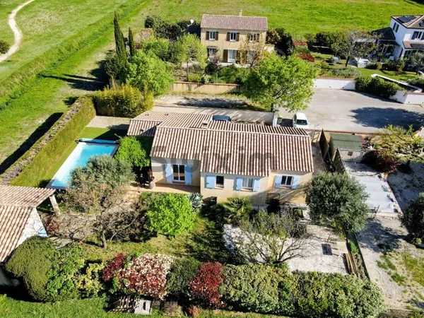 VILLA DE PLAIN-PIED PROXIMITE COMMERCES