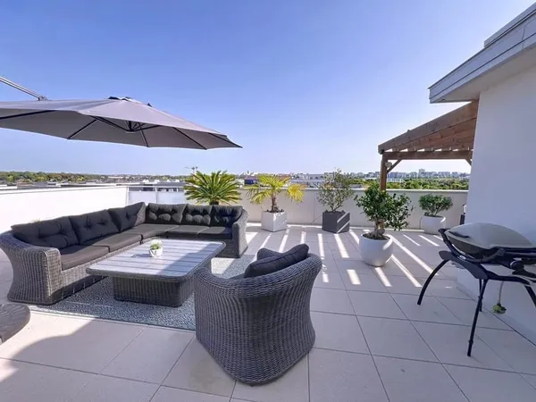 Élégance, confort et luminosité : découvrez ce superbe appartement avec grande terrasse au coeur de 