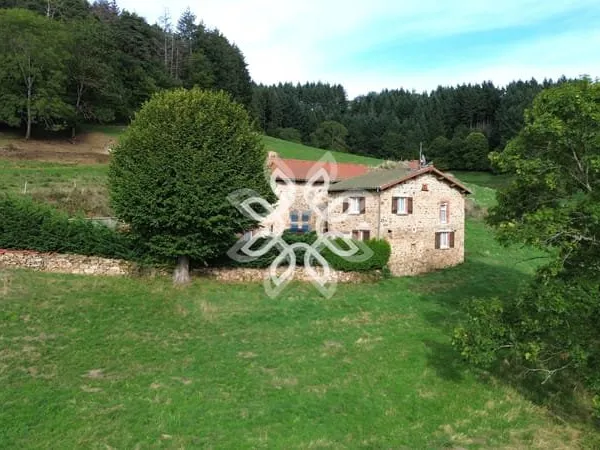 Corps de ferme en pierre avec vue dominante Dépendances et fort potentiel 15 minutes de Brioude