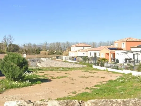Terrain 619 m²