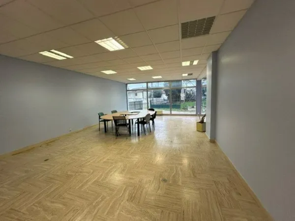 LOCAL A USAGE COMMERCIAL ET BUREAUX