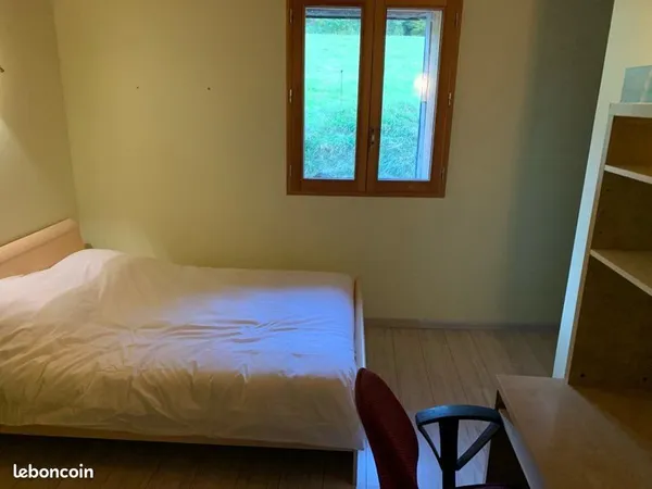 Chambre chez l'habitant dans grande maison à la campagne