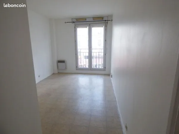 Studio immeuble récent Paris 18