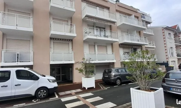 ARCACHON - Local professionnel / bureaux 122 m² - Rez-de-chaussée - Parking