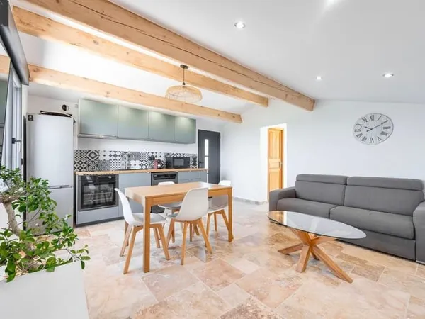 La Cadière d'Azur, maison rénovée et divisée en 2 appartements