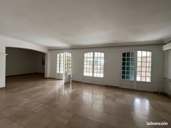 Maison de 280 m2 - 3 lucs