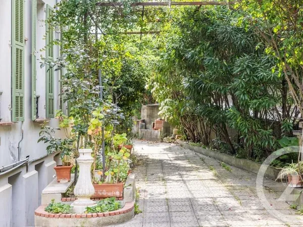 Bâtiment 210 m²