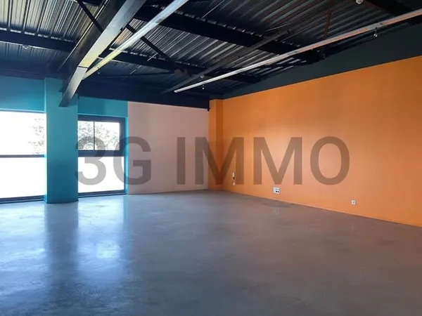 Local commercial 1 pièce 306 m²