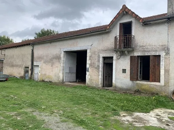 Grange en pierre avec parking - à 2 minutes de Nontron