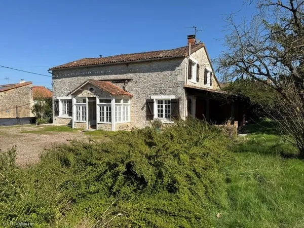 Exclusivité - Maison 3 Chambres Avec Garage et Terrain de 2 135 m² Proche Civray 86400