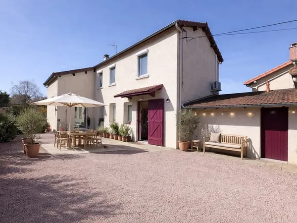 Maison de charme Pouilly Sous Charlieu 6 pièce(s) 141 m2 - Piscine creusée et garages