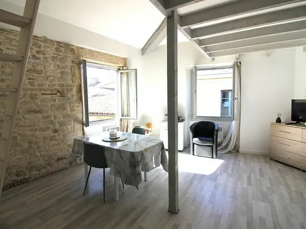 EXCLUSIVITE NIMES CENTRE VILLE Bel appartement P2 de 34.8 m2au 3ème étage rénové et loué 579,77€CCCC