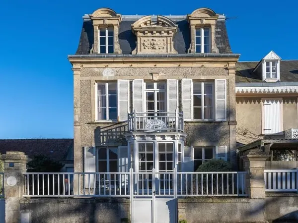 Une maison fin 19e, son jardin et son garage