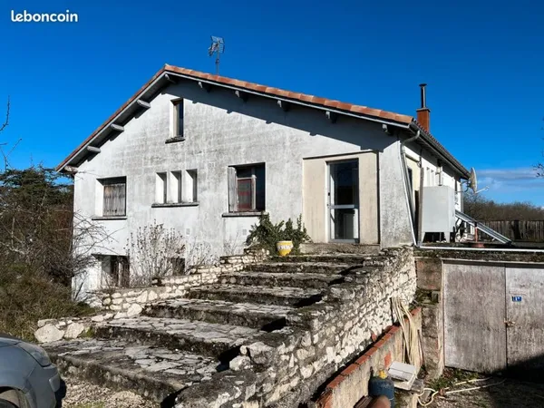 Maison des années 1960, 10 pièces sur 3 étages, grand terrain, à rénover