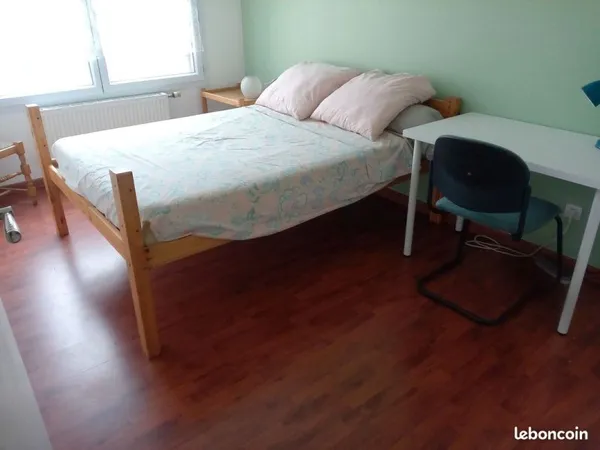 Chambre lumineuse et calme, proximité commodités DISPONIBLE DEBUT SEPTEMBRE