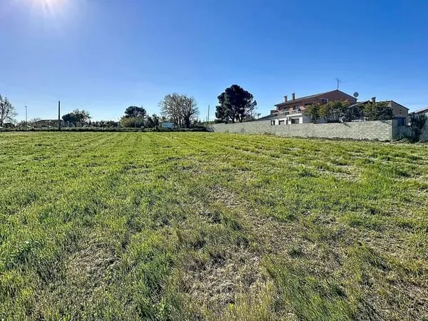 Terrain 617 m²