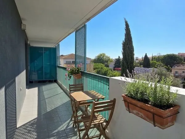 T2 36 m² en 3° étage avec grande terrasse orientée Sud à Montpellier Parc Rimbaud Pompignane proche 