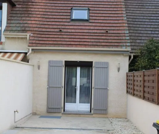 Thiers-sur-Thève, Maison mitoyenne de 2 pièces avec terrasse