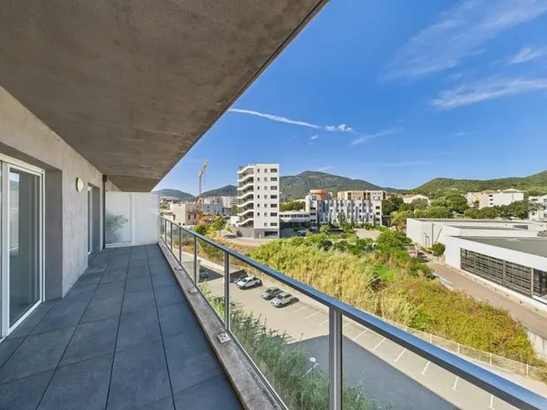 F3 A VENDRE AVEC GRANDE TERRASSE LA PALMERAIE
