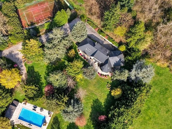 Propriété de caractère 310m² de type 9 avec piscine et dépendances sur parc arboré de 2ha