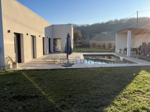 Villa neuve de standing avec piscine