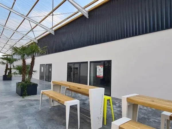 Local commercial 1 pièce 65 m²